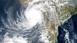 Tsunami COVID-19 Belum Usai, India Kini Dihantam Topan Tauktae