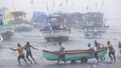 Tsunami COVID-19 Belum Usai, India Kini Dihantam Topan Tauktae