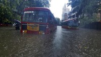 Bus-bus terdampar di jalan yang tergenang air saat hujan deras di Mumbai, India, Senin (17/5/2021) waktu setempat. AP Photo/Rafiq Maqbool  