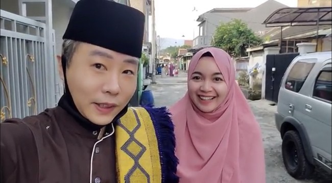 Youtuber dan entertainer Hwang WooJoong baru-baru ini mengumumkan jika akan meminang kekasih hatinya yaitu Kania Permatasari. Kania dikenal sebagai penyanyi dangdut jebolan ajang pencarian bakat Bintang Pantura 5. Foto: Dok. Tangkap layar Youtube Ujung Oppa.