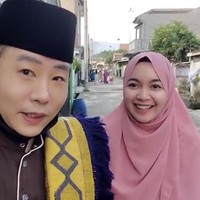 Youtuber dan entertainer Hwang WooJoong baru-baru ini mengumumkan jika akan meminang kekasih hatinya yaitu Kania Permatasari. Kania dikenal sebagai penyanyi dangdut jebolan ajang pencarian bakat Bintang Pantura 5. Foto: Dok. Tangkap layar Youtube Ujung Oppa.