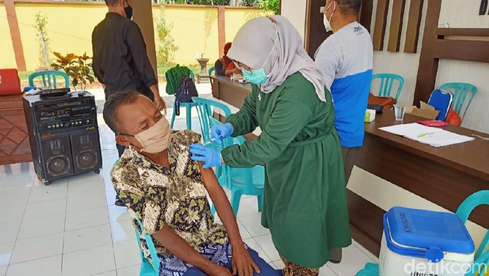 vaksinasi lansia di banyuwangi