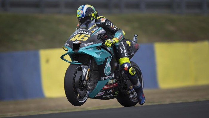 LE MANS, FRANCE - MAY 15: Valentino Rossi of Italy and Petronas Yamaha SRT tests the start during Qualifying for the MotoGP of France at Le Mans on May 15, 2021 in Le Mans, France. (Photo by Mirco Lazzari gp/Getty Images)