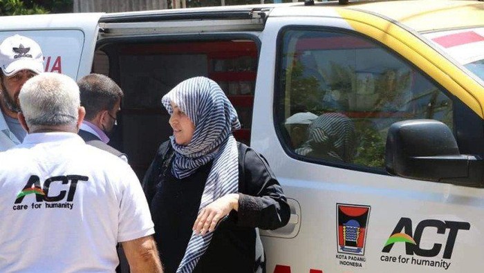 Viral Ambulans Berlogo Pemkot Padang Evakuasi Korban Serangan Israel.