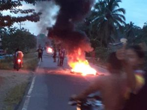 Larangan Pesta Malam Bikin Warga Blokade Jalan Lintas Sumatera