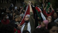 Aksi protes juga dilakukan di Marseille, Prancis. Mereka mengecam serangan yang dilancarkan Israel. AP Photo/Daniel Cole.