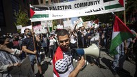 Warga Vancouver, Kanada juga menggelar aksi serupa. Mereka mengecam serangan yang dilakukan Israel ke Palestina. Darryl Dyck/The Canadian Press via AP.