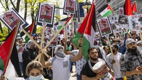 Begini suasana demontrasi untuk mengecam serangan Israel di Chicago. Aksi demo dilakukan karena hingga kini korban tewas telah mencapai 212 orang. Anthony Vazquez/Chicago Sun-Times via AP.