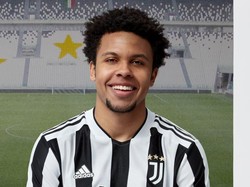 Akar kami, rumah kami, pandangan kami ke masa depan. Semua ini terlihat pada kostum kandang 2021/22 yang diresmikan hari ini, yang merayakan sepuluh tahun di Allianz Stadium, tulis keterangan Juventus. (Foto: dok. Juventus)