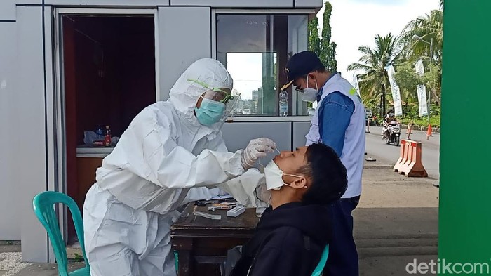 Wisatawan jalani rapid test antigen