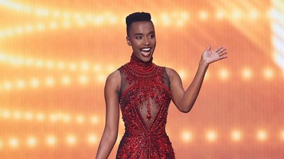 7 Potret Seksi Zozi Tunsi Bergaun Tex Saverio di Miss Universe 2020