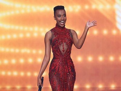 7 Potret Seksi Zozi Tunsi Bergaun Tex Saverio di Miss Universe 2020