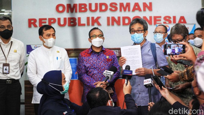 75 Pegawai KPK Laporkan Pimpinan ke Ombudsman Direktur Jaringan Kerja Antar Komisi dan Antar Instansi KPK, Sujanarko bersama sejumlah pegawai dengan didampingi kuasa hukum memberi pernyataan pers di lobi gedung Ombudsman RI, Jakarta, Rabu (19/2021).