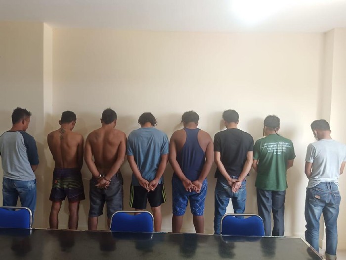 8 Warga diduga terlibat dalam pembakaran Polsek Candipuro ditangkap dan dibawa ke Polres Lampung Selatan