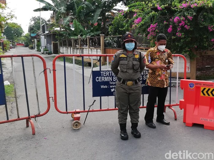 Ada klaster Corona, 1 RT di kampung Jokowi lockdown dan dijaga ketat, Solo, Rabu (19/5/2021).