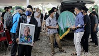 Pantauan detikcom di lokasi pemakaman, Rabu (19/5/2021), jenazah dimasukkan ke liang lahad pukul 16.10 WIB. Keluarga dan juga kerabat terlihat berada di samping liang lahad.