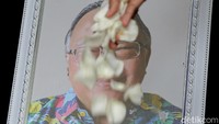 Setelah liang lahad ditutup, keluarga dan kerabat menaburkan bunga. Kemudian, mereka menyiram makam almarhum dengan air mawar.