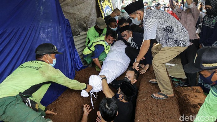 Akbar Tanjung hingga Yenny Wahid Hadiri Pemakaman Wimar Witoelar Jenazah mantan Juru Bicara Presiden RI ke-4 Abdurrahman Wahid, Wimar Witoelar, dimakamkan di TPU Tanah Kusir. Sejumlah tokoh publik hadiri prosesi pemakaman itu