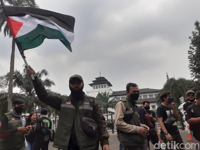 Aksi solidaritas pengemudi ojek online untuk Palestina di depan Gedung Sate