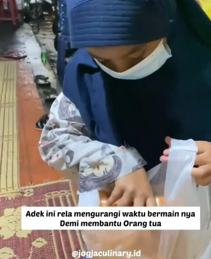Bantu Orang Tua, Anak Ini Jualan Kerupuk Setiap Malam di Kawasan UGM