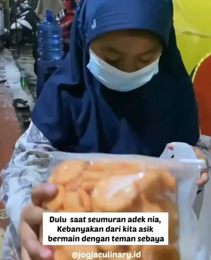 Bantu Orang Tua, Anak Ini Jualan Kerupuk Setiap Malam di Kawasan UGM