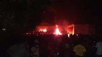 Anggota Koramil 421-07/Sidomulyo Kodim 0421/Lampung Selatan bersama tokoh masyarakat berupaya menghalau massa yang hendak membakar Polsek Candipuro (dok Istimewa)