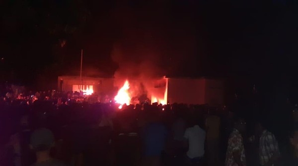 Potret Api Membara saat Polsek Candipuro Jadi Sasaran Amuk Warga
