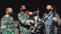 Setelah mengamankan senjata milik Polsek Candipuro, anggota Koramil menyerahkan senjata yang diamankan ke Komandan Unit Intel Kodim Lampung Selatan, Letda Tatang (dok Istimewa)
