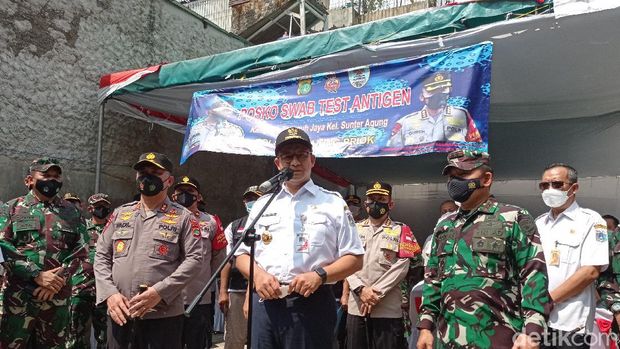 Anies Baswedan cek posko swab antigen untuk pemudik di Sunter
