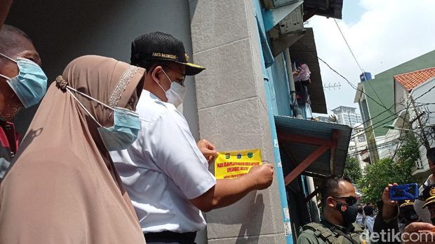 Anies Baswedan cek posko swab antigen untuk pemudik di Sunter