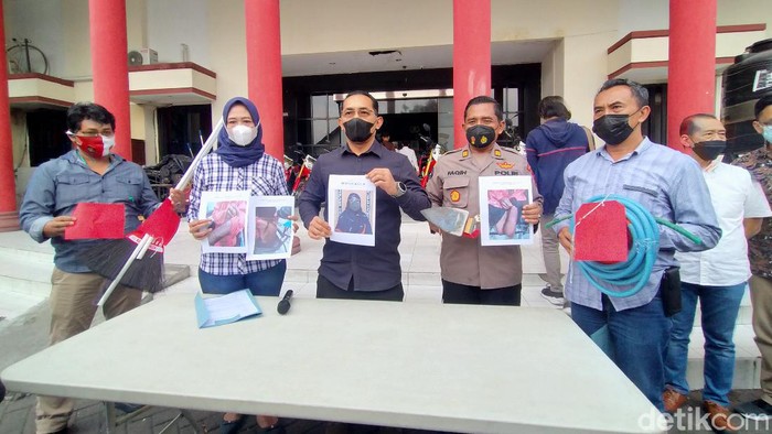 Polisi sudah menetapkan seorang majikan di Surabaya, FF (53) sebagai tersangka kasus penganiyaan.
Ia telah memukul, menyetrika hingga menyuruh asisten rumah tangga (ART) berinisial EAS (47) memakan kotoran kucing.