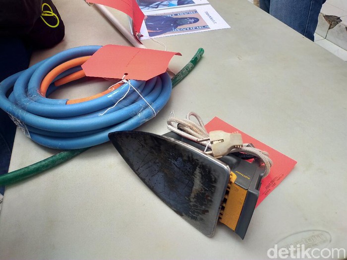Polisi sudah menetapkan seorang majikan di Surabaya, FF (53) sebagai tersangka kasus penganiyaan.
Ia telah memukul, menyetrika hingga menyuruh asisten rumah tangga (ART) berinisial EAS (47) memakan kotoran kucing.