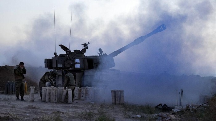 Arteleri Israel Terus Gempur Gaza An Israeli artillery unit fires toward targets in Gaza Strip, at the Israeli Gaza border, Tuesday, May 18, 2021. (AP Photo/Tsafrir Abayov)
