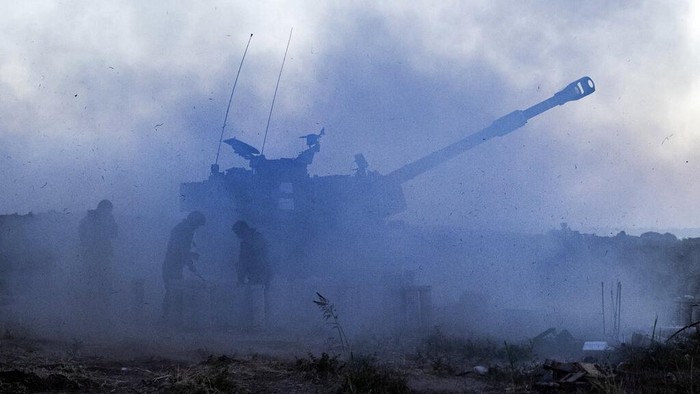 An Israeli artillery unit fires toward targets in Gaza Strip, at the Israeli Gaza border, Tuesday, May 18, 2021. (AP Photo/Tsafrir Abayov)
