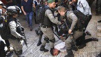 Petugas polisi Israel menahan seorang pemuda Palestina di Kota Tua Yerusalem, Selasa (18/5/2021) waktu setempat. AP Photo/Mahmoud Illean  