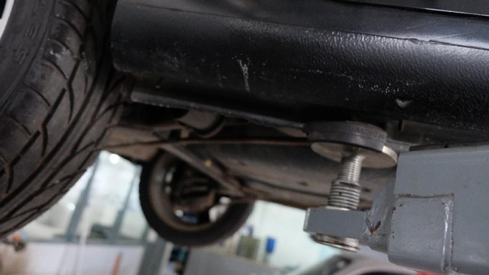 Tips dongkrak mobil saat ganti ban