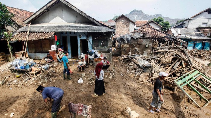 Suasana  terdampak banjir bandang di Desa Rengasjajar, Cigudeg, Kabupaten Bogor, Jawa Barat, Rabu (19/5/2021). Menurut data BPBD Kabupaten Bogor sebanyak 1.211 warga Desa Rengasjajar, Kecamatan Cigudeg menjadi korban terdampak bencana banjir bandang Sungai Cidangdeur yang terjadi pada Senin (17/5), jumlah tersebut berasal dari 362 Kepala Keluarga (KK) di sembilan RT dari empat RW yang dilintasi banjir bandang. ANTARA FOTO/Yulius Satria Wijaya/hp.