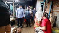 Bupati Bogor Ade Yasin (tengah) meninjau rumah warga terdampak banjir bandang di Desa Rengasjajar, Cigudeg, Kabupaten Bogor, Jawa Barat, Rabu (19/5/2021).  