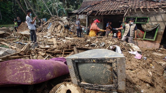 BANJIR BANDANG CIGUDEG BOGOR Suasana terdampak banjir bandang di Desa Rengasjajar, Cigudeg, Kabupaten Bogor, Jawa Barat, Rabu (19/5/2021). Menurut data BPBD Kabupaten Bogor sebanyak 1.211 warga Desa Rengasjajar, Kecamatan Cigudeg menjadi korban terdampak bencana banjir bandang Sungai Cidangdeur yang terjadi pada Senin (17/5), jumlah tersebut berasal dari 362 Kepala Keluarga (KK) di sembilan RT dari empat RW yang dilintasi banjir bandang. ANTARA FOTO/Yulius Satria Wijaya/hp.