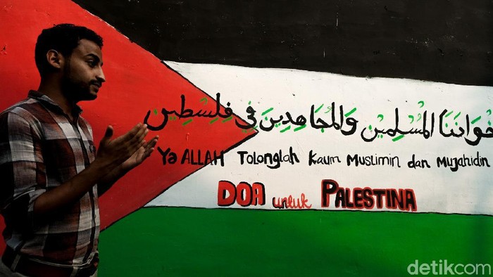 Begini Cara Warga Depok Gaungkan Solidaritas untuk Palestina Mural dukungan dan solidaritas untuk Palestina hiasi salah satu jalan di Depok. Mural itu jadi warga di sana gaungkan dukungan dan solidaritas untuk Palestina.
