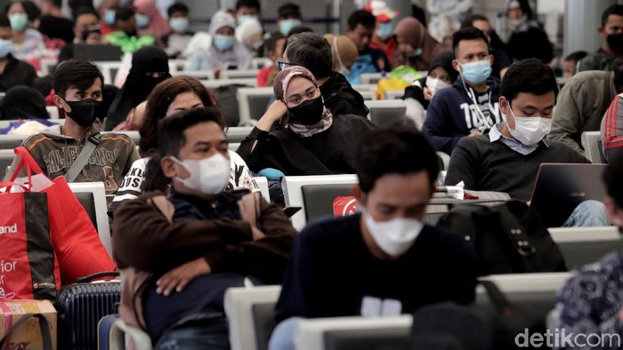 Aktivitas di Stasiun Pasar Senen tampak ramai oleh para penumpang. Mereka manfaatkan larangan mudik yang telah berakhir untuk pergi atau kembali ke Ibu Kota.