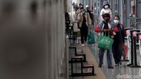 Setelah berakhirnya masa pelarangan mudik lebaran pada 6-17 Mei, terjadi lonjakan penumpang di Stasiun Pasar Senen.  