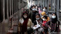 Masyarakat pun masih tetap memanfaatkan larangan mudik yang berakhir untuk berpergian. Terbukti Stasiun Pasar Senen kembali dipenuhi oleh warga yang ingin melakukan perjalanan. Meski demikian, warga diminta harus tetap mematuhi peraturan perjalanan guna menekan angka penyebaran COVID-19 pascalebaran. Foto: Agung Pambudhy