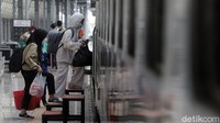 Sementara itu, tak sedikit warga yang memilih untuk pergi ke luar kota dari Jakarta setelah larangan mudik Lebaran berakhir.