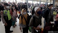 Sejumlah calon penumpang mendatangi Stasiun Pasar Senen, Jakarta, Rabu (19/5/2021).  
