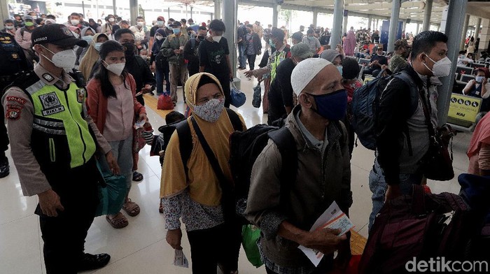 Begini Ramainya Stasiun Pasar Senen Usai Larangan Mudik Berakhir Aktivitas di Stasiun Pasar Senen tampak ramai oleh para penumpang. Mereka manfaatkan larangan mudik yang telah berakhir untuk pergi atau kembali ke Ibu Kota.