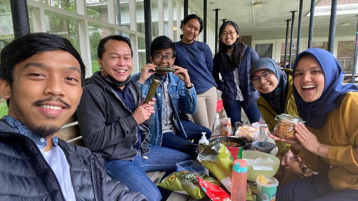 Kisah Mahasiswa RI Lebaran di Belgia: Makan Opor & Sholat Id di Lapangan