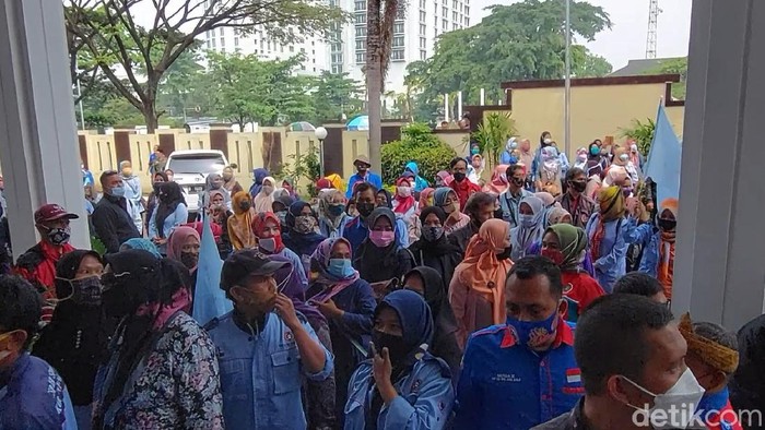 Buruh geruduk PHI Bandung hadiri putusan kasus PHK massal