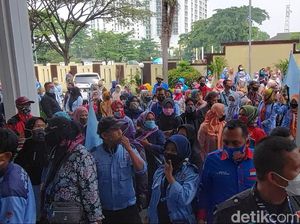 Kena PHK Massal, Ratusan Buruh Geruduk PHI Bandung