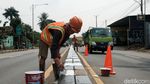 Cegah Kecelakaan, Median Jalan di Parung Dicat Ulang